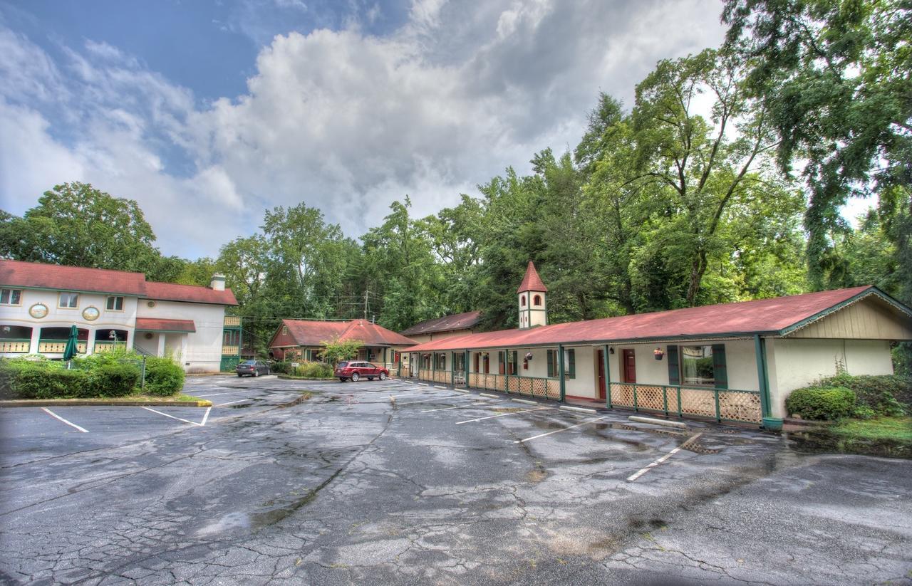 Hofbrau Riverfront Hotel Helen Exterior photo